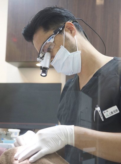 精密・正確な治療のためにマイクロスコープ（歯科用顕微鏡）イメージ1 | 施設・設備 | こうづま歯科医院