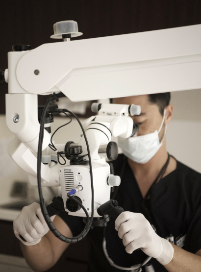 精密・正確な治療のためにマイクロスコープ（歯科用顕微鏡）イメージ2 | 施設・設備 | こうづま歯科医院